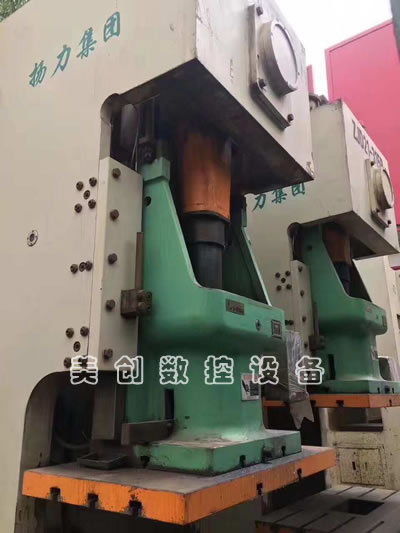 ���։����C